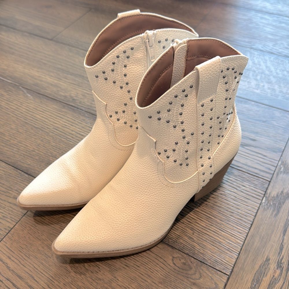 Universal Thread Women's White and Cream Boots 6.5 - Picture 2 of 8